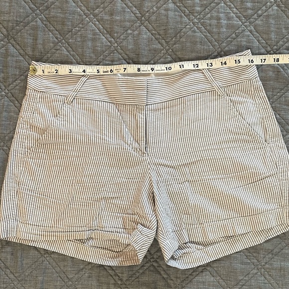 J Crew Women’s Size 6 White Gray Seersucker Lightweight Shorts - Picture 3 of 8